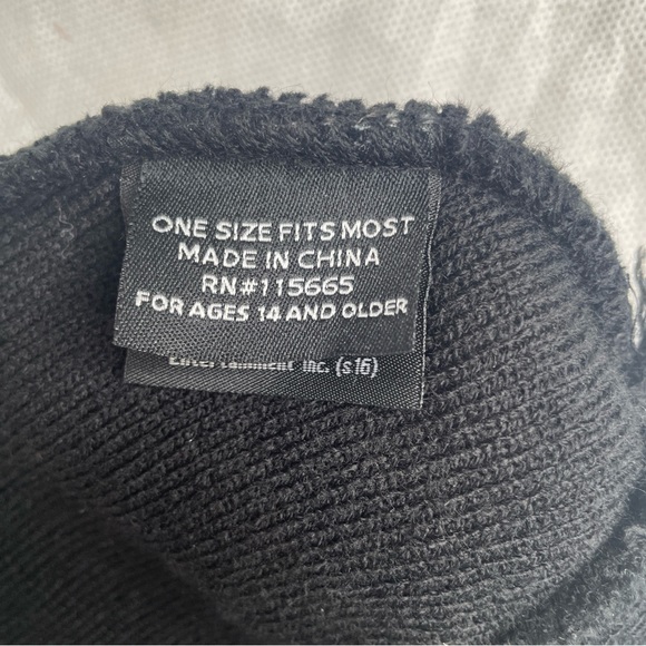 Harry Potter Hogwarts Cuff Pom Beanie Hat Black Hufflepuff Gryffindor Slytherin - Picture 10 of 10